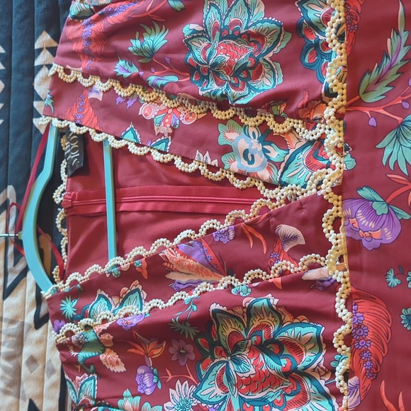 Beautiful Red and floral print dress - Picture 2 of 6